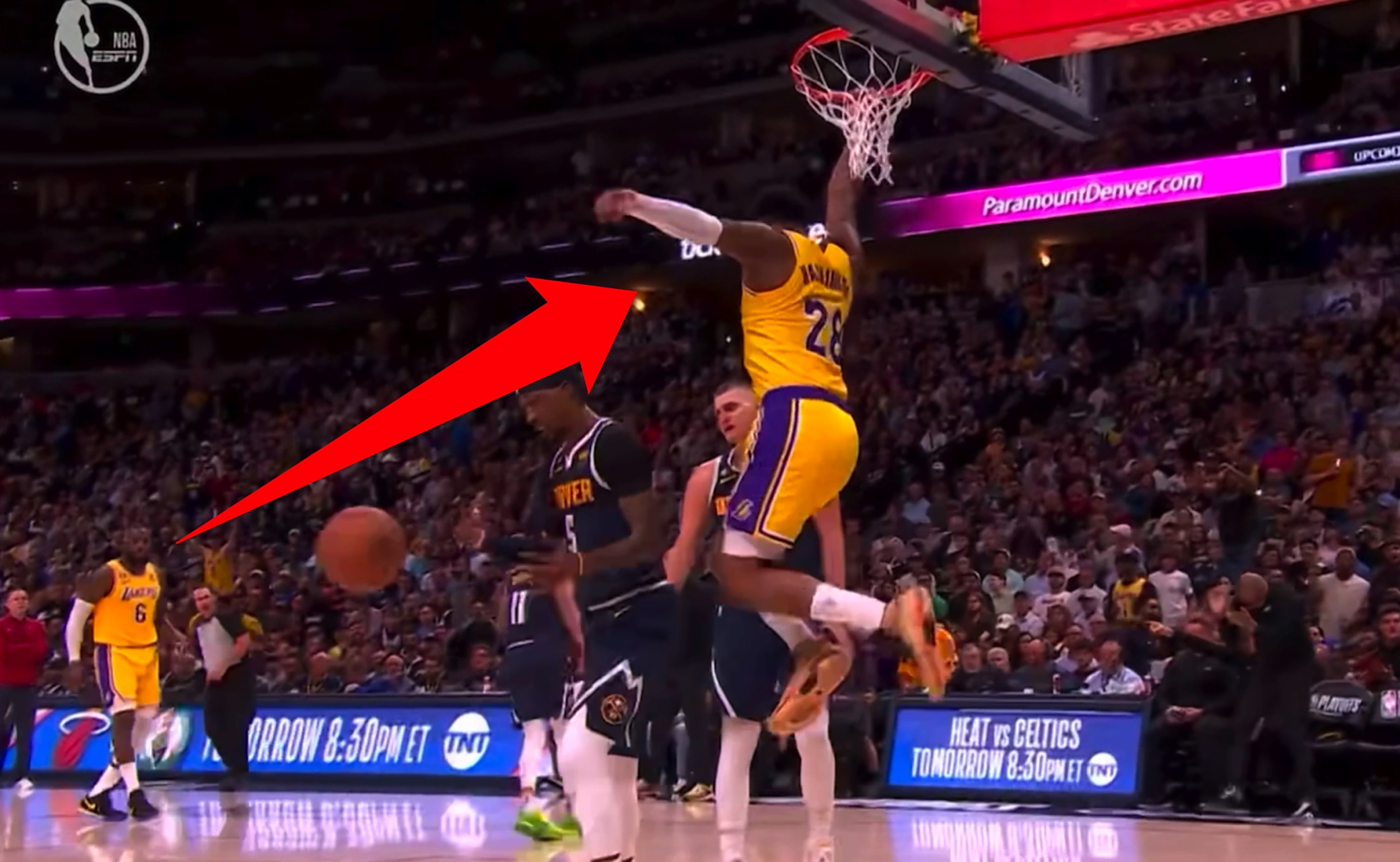 詹姆斯在日本队比赛中险胜，刷新纪录引发热议！观众掌声雷动的简单介绍