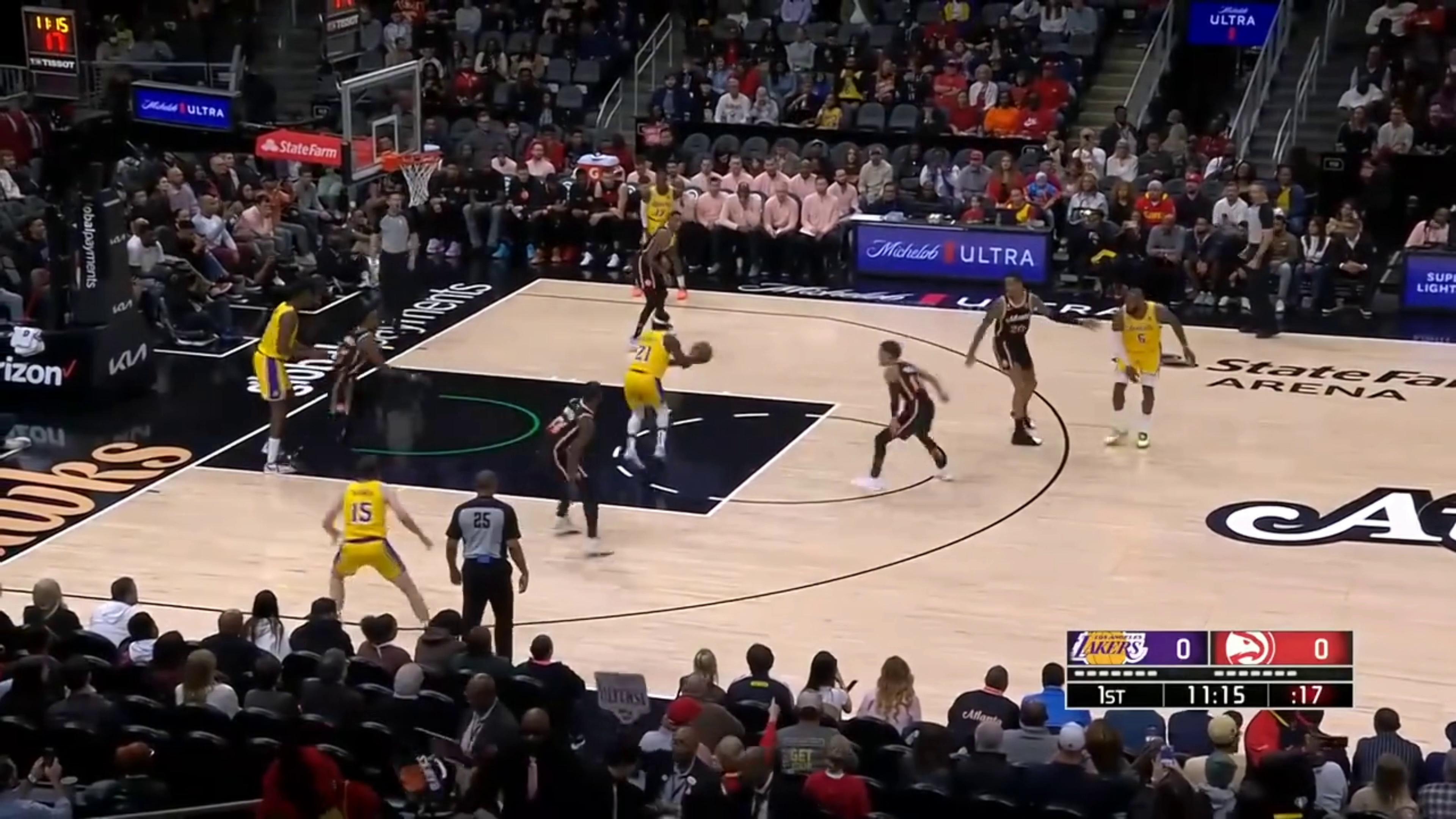 詹姆斯在日本队比赛中险胜，刷新纪录引发热议！观众掌声雷动的简单介绍