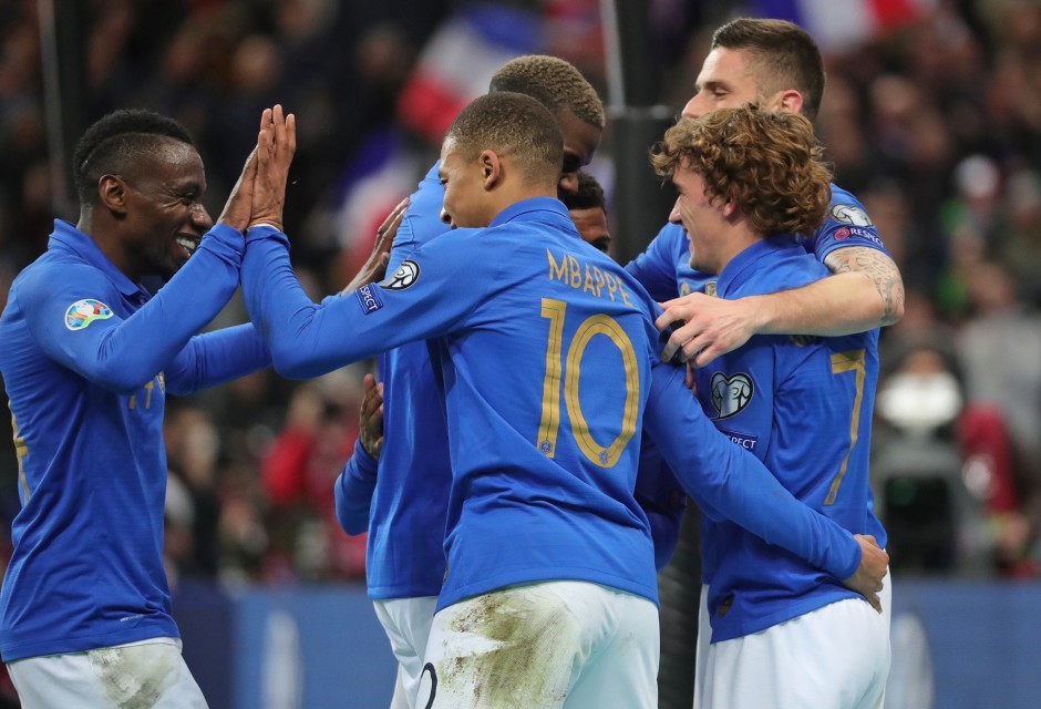 TheShy在法国队比赛中刷新纪录,险胜引发热议!赛场气氛高涨 TheShy在法国队比赛中刷新纪录,险胜引发热议!赛场气氛高涨